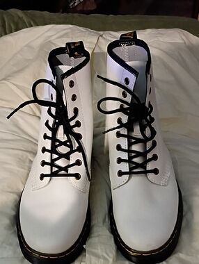 Dr. Martens Vintage Zavala White Leather Boots with Flat Sole Mns 8 Wmns 9